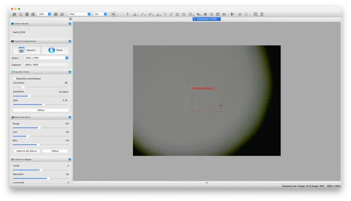 Interface logicielle Swift Imaging en français affichant le flux vidéo d'une caméra dans un volet principal sombre contenant des grains et poussières, entouré de panneaux de réglage technique sur la gauche.