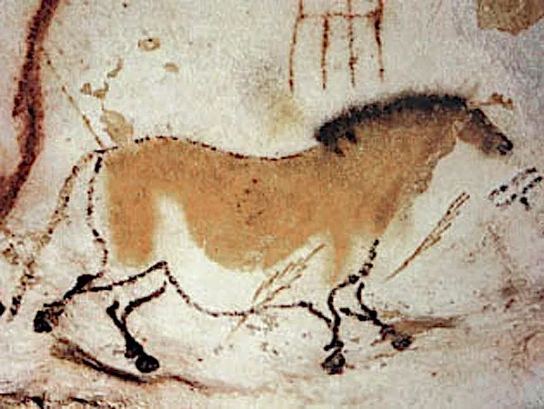 Cheval préhistorique aux contours marron foncé peiné en ocre jaune dans la grotte de Lascaux
