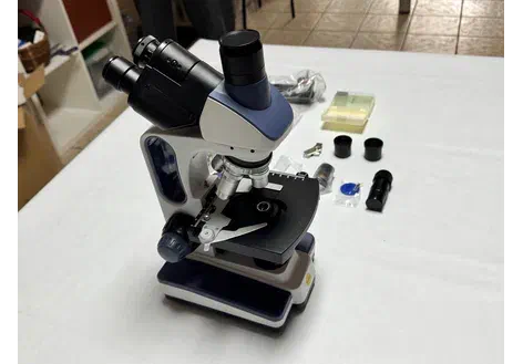 Couverture de Découverte de mon premier microscope