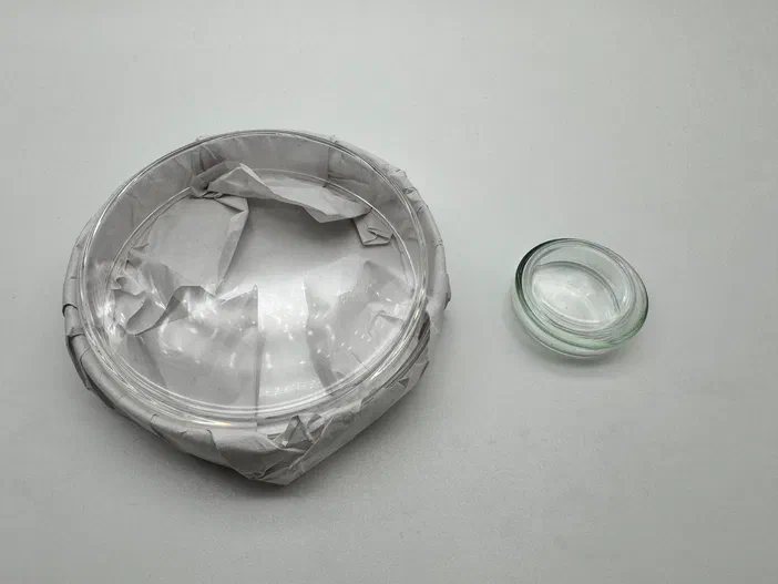 Une boîte de Petri grande (100 mm) à gauche et une petite (40 mm) à droite sur fond blanc.