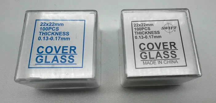 Deux boîtes de lamelles couvre-objet pour microscope, chacune contenant 100 pièces.